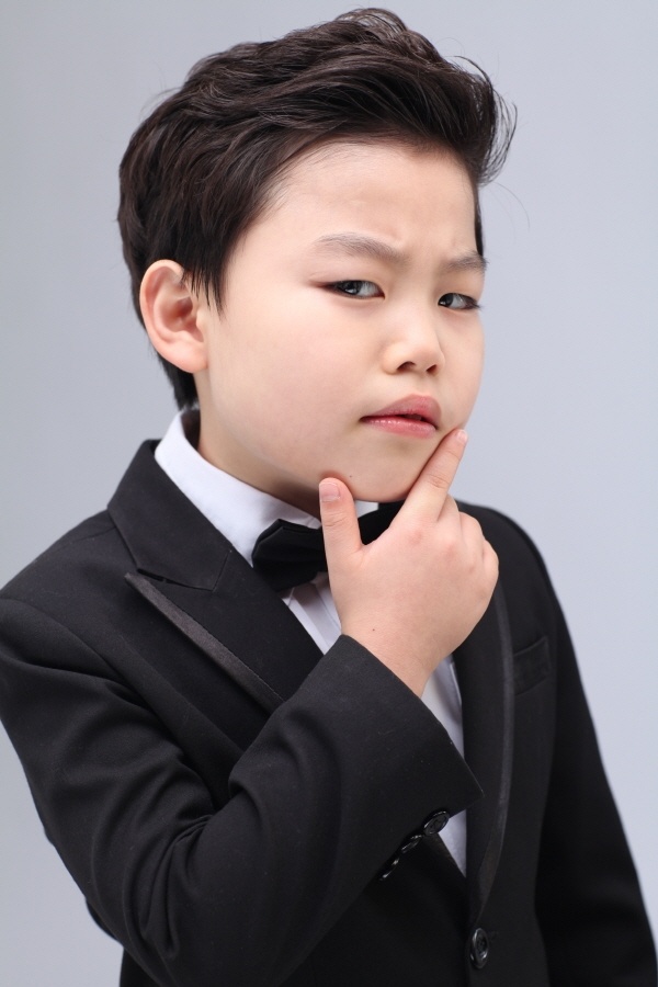 Được biết đến là “Psy nhí”, Hwang Min Woo làm nên tên tuổi khi xuất hiện trong MV “Gangnam Style”. Tuy nhiên trước đó, thì Min Woo đã gây ấn tượng trong chương trình “Star King”, được mệnh danh là “cỗ máy nhảy nhí”. Hwang Min Woo mang trong mình hai dòng máu Việt - Hàn và hiện là một trong những nhóc tỳ đắt giá nhất của showbiz Hàn Quốc. 