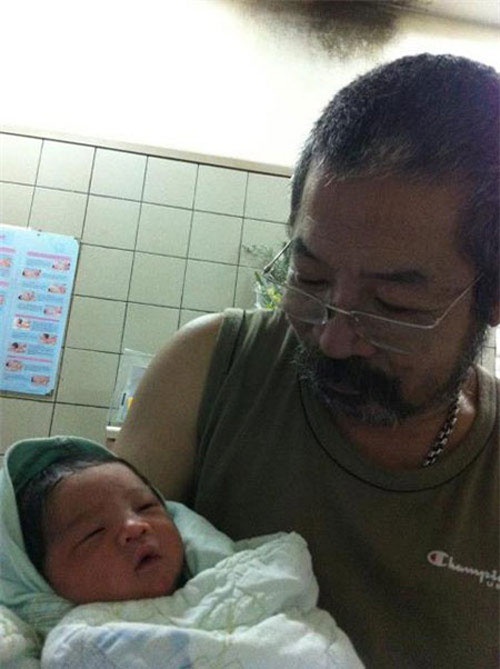 Ông hạnh phúc có thêm con ở tuổi 62.