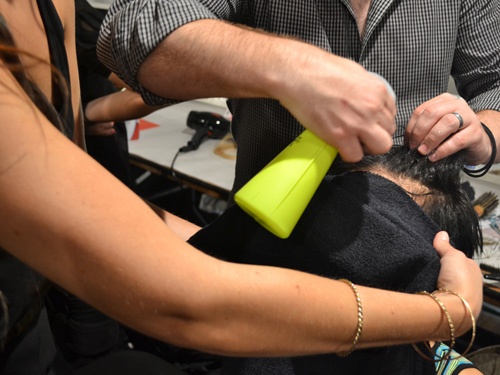 Bịt mặt để xịt hóa chất làm tóc.