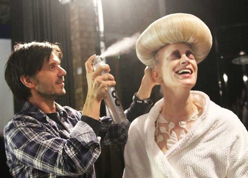 Phản ứng tự nhiên của một người mẫu khi phải xịt gel giữ nếp.