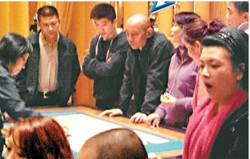 Nam diễn viên Cát Ưu tại sòng bạc.