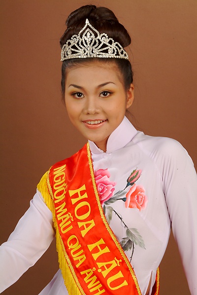 Thanh Hằng khi mới Hoa hậu Phụ Nữ Việt Nam qua ảnh.