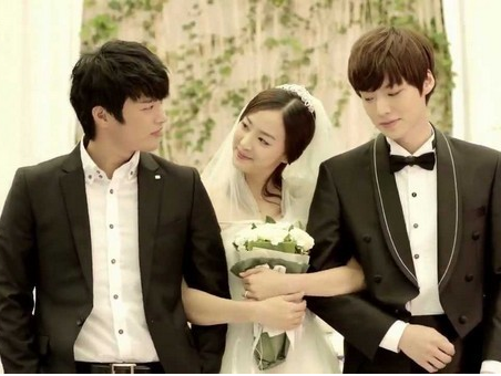 Muon kieu dam cuoi khac nguoi cua sao Kpop trong MV hinh anh