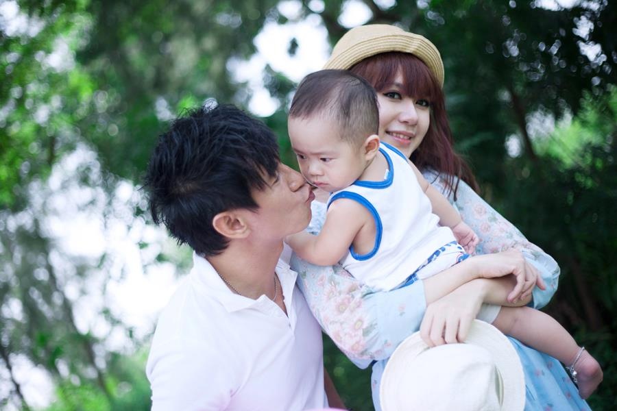 Khoanh khac ngot ngao ben cac con cua sao nam Vbiz hinh anh