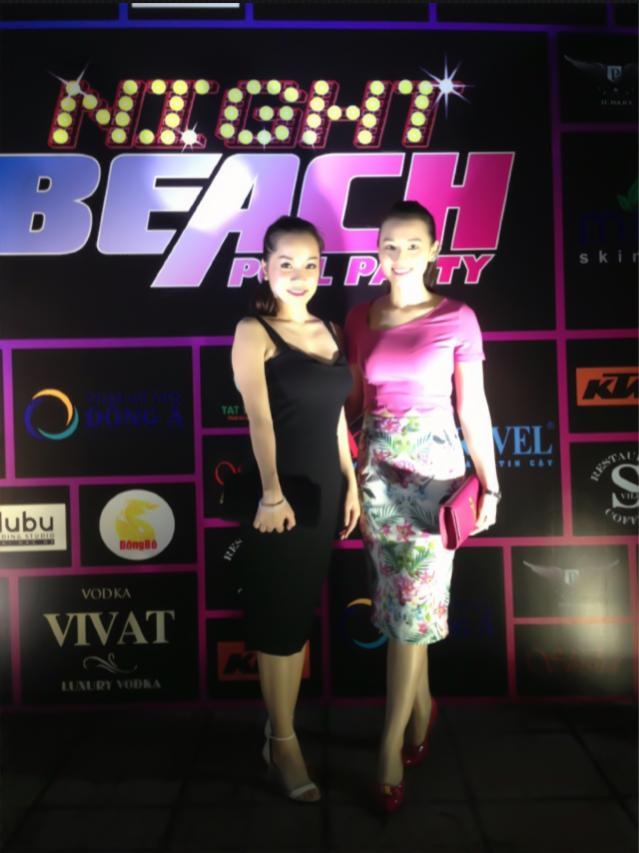 Hai người đẹp Lã Thanh Huyền và Minh Hương cùng khoe dáng khi tới tham dự buổi party ấn tượng tại công viên nước Hồ Tây. 