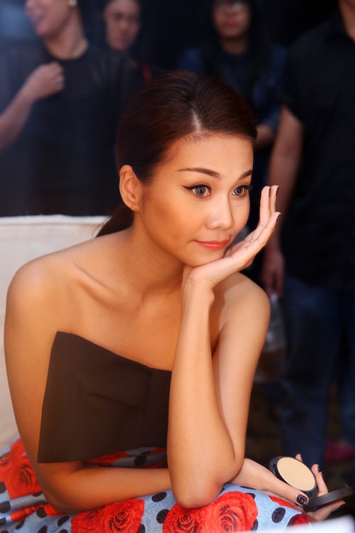 Lựa chọn cặp kính áp tròng màu xanh nhưng tạo hình này của Thanh Hằng cũng không đến nỗi tệ.