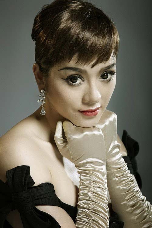 Không ngại bất cứ phong cách nào, Lý Nhã Kỳ chọn đôi kính giãn tròng cực to để tạo hình tượng quý cô ngây thơ. 