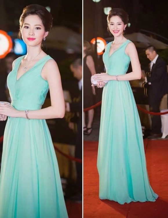Hoa hậu Thu Thảo khéo léo chọn đầm xanh bạc hà để khoe vẻ đẹp duyên dáng.