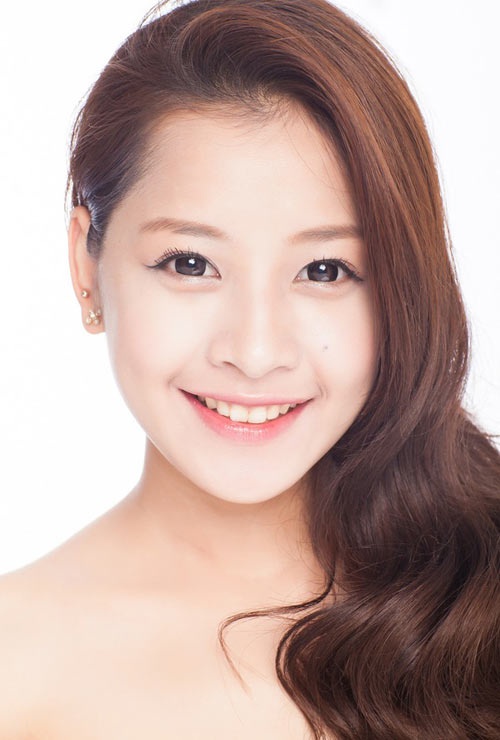 Chọn kính áp tròng màu đen tự nhiên khiến đôi mắt của Chi Pu thêm đen láy, trong sáng, tôn thêm vẻ đẹp thông minh của cô.