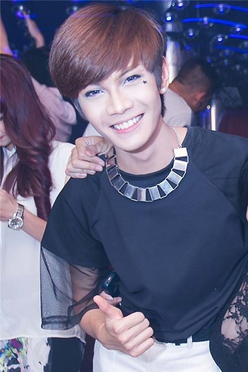 Cách trang điểm mắt với tông đen, trắng kết hợp kính áp tròng xanh xám của Đào Bá Lộc không thực sự bắt mắt.