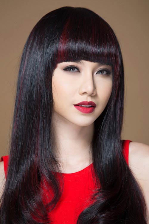 Đinh Ngọc Diệp lại rất sang trọng, quý phái với kính áp tròng nâu nhạt, tạo vẻ quyến rũ và rất bí ẩn.