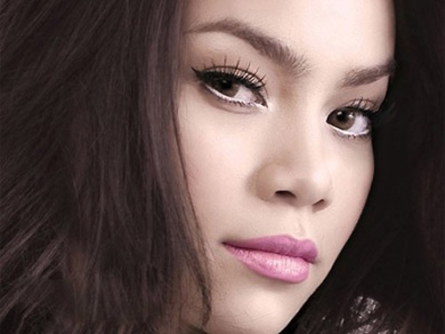 ở hữu vẻ đẹp lai Tây, Hồ Ngọc Hà rất hợp đeo kính áp tròng.