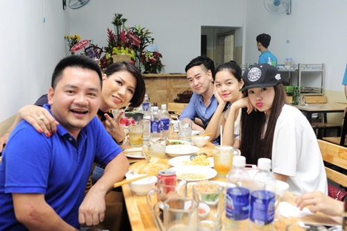 Nhà hàng mới khai trương vào năm 2014 của Trang Trần thường có nhiều nghệ sĩ ghé ủng hộ.