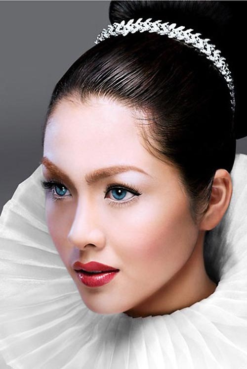 Tạo hình này của Tăng Thanh Hà lại nhận được nhiều ý kiến trái chiều. Có người cho rằng cặp kính áp tròng xanh da trời tôn lên làn da trắng và nét thanh tú của cô. Tuy nhiên, nhiều người nghĩ cặp kính này làm mất đi vẻ đẹp thuần Việt của 