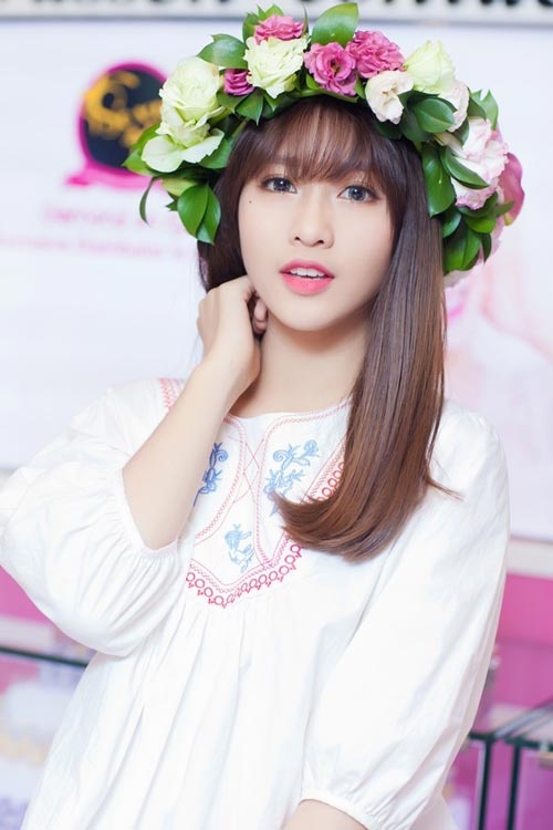 Đôi mắt sáng, tinh nghịch của hot girl Khả Ngân càng thêm đẹp với kính áp tròng. 