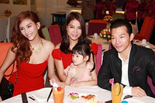 Nhà hàng ăn uống của cô rất đông khách mỗi ngày.