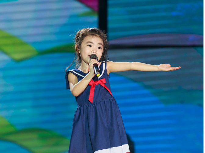 Be 5 tuoi duoc tung hoa voi ca khuc 'Uoc mo gui dao xa' hinh anh