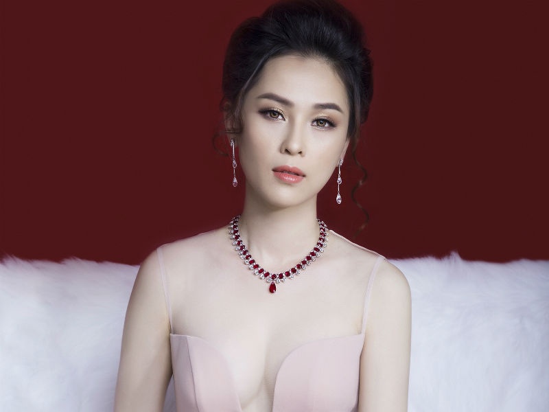 A hau Trang suc khoe vong mot cang day voi vay xe sau hinh anh