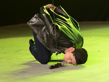 Tim nam bo tren san khau de hat hinh anh