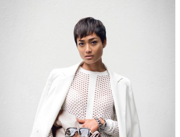 Goi cam voi trang phuc luoi toi cong so hinh anh