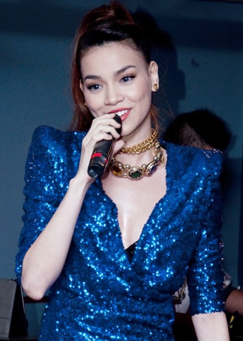 Mỹ nhân làng nhạc với vẻ đẹp tươi sáng và rạng rỡ.