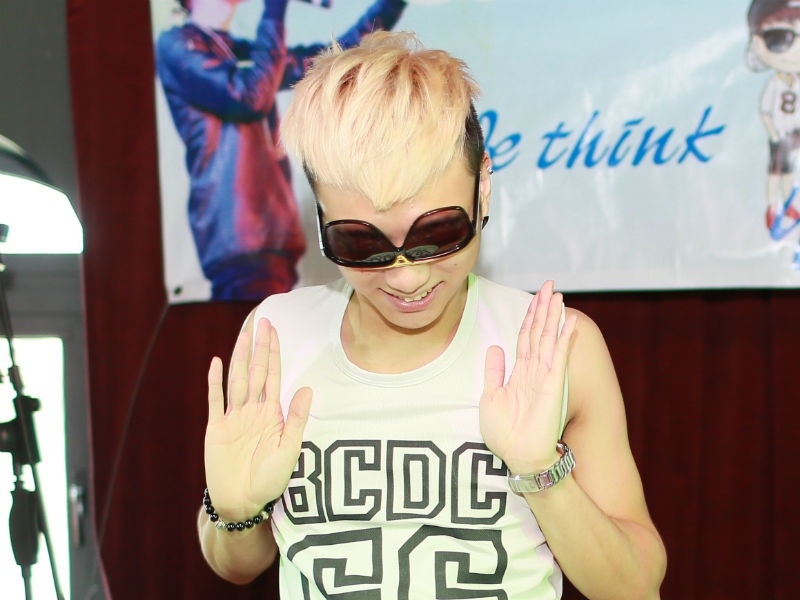 Soobin Hoang Son bi phat nhay sexy trong buoi hop fan hinh anh