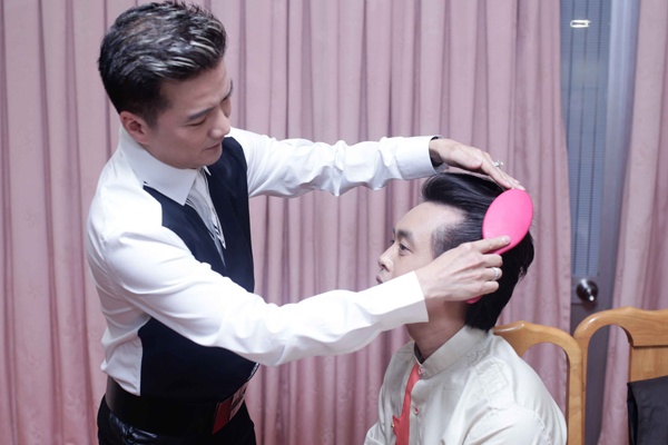 Mr Dam cham chu tao kieu toc cho Duong Khac Linh hinh anh