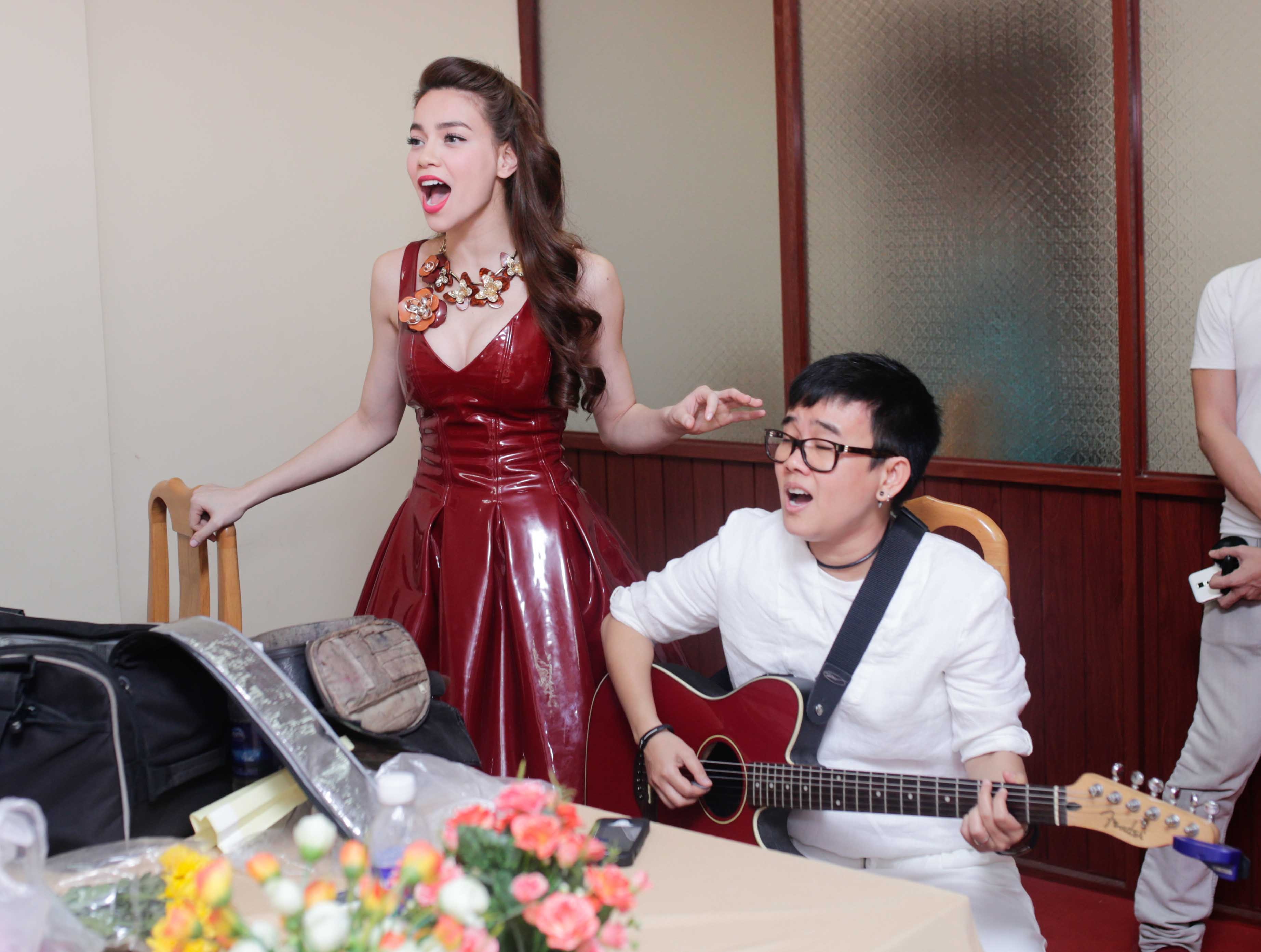 Phuong Uyen chi chieu doc luyen giong cho Ha Ho sau canh ga hinh anh