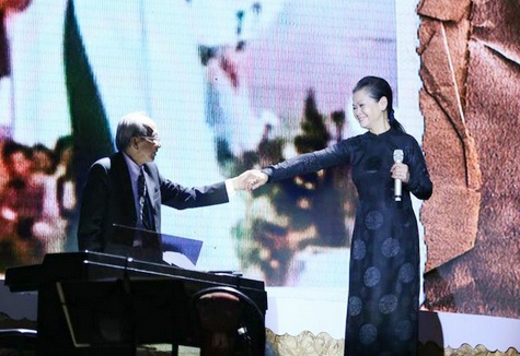 Khánh Ly và nhạc sĩ Nguyễn Ánh 9 trong liveshow ngày 8/8 tại Đà Nẵng.