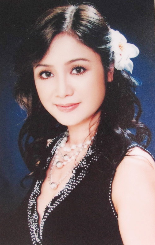 Nghệ sĩ ưu tú Thu Hà có một vẻ đẹp mong manh, kiêu sa và đài các.