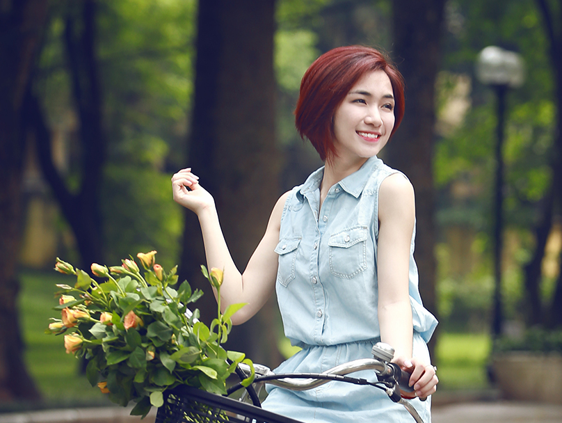 Hoa Minzy cho hoa hong xuong pho hinh anh