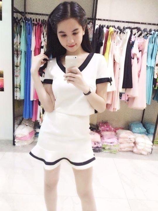 ..hay điệu đà với set đồ áo - váy matchy màu trắng viền đen. 