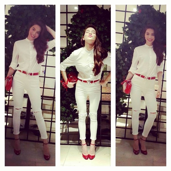 Ghi điểm khi diện cả cây trắng với sơ mi và jeans rách, thêm vào đó là phụ kiện nổi bật 