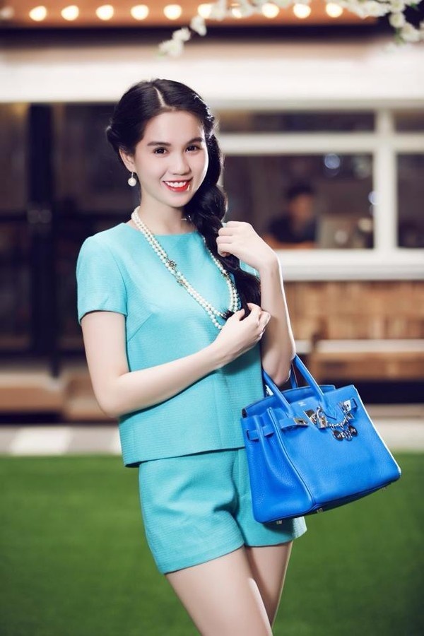 Ngọc Trinh cũng là người luôn bắt kịp xu hướng, sở hữu một khuôn mặt tròn baby, những bộ đồ matchy mà Ngọc Trinh lựa chọn thường là những bộ đồ nhiều màu sắc với thiết kế trẻ trung. Ở set đồ này, cô lựa chọn cho mình cả cây xanh nước biển với quần short, áo cùng với phụ kiện là chiếc túi xách màu xanh rất nổi bật. 