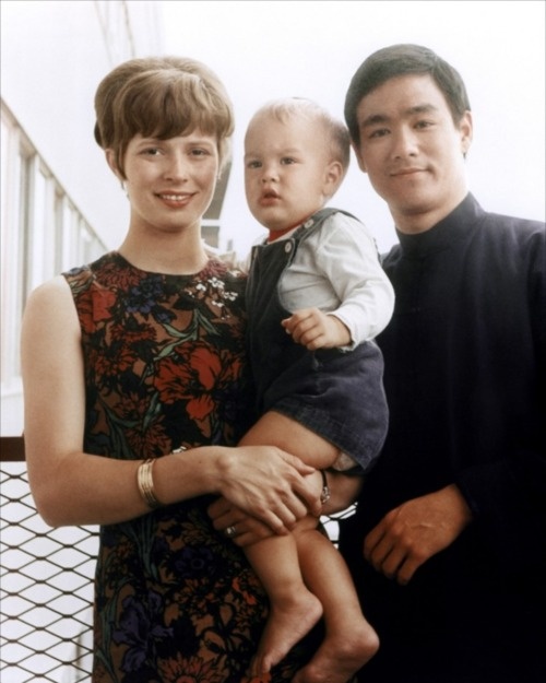 Lý Quốc Hào trong vòng tay của cha mẹ.