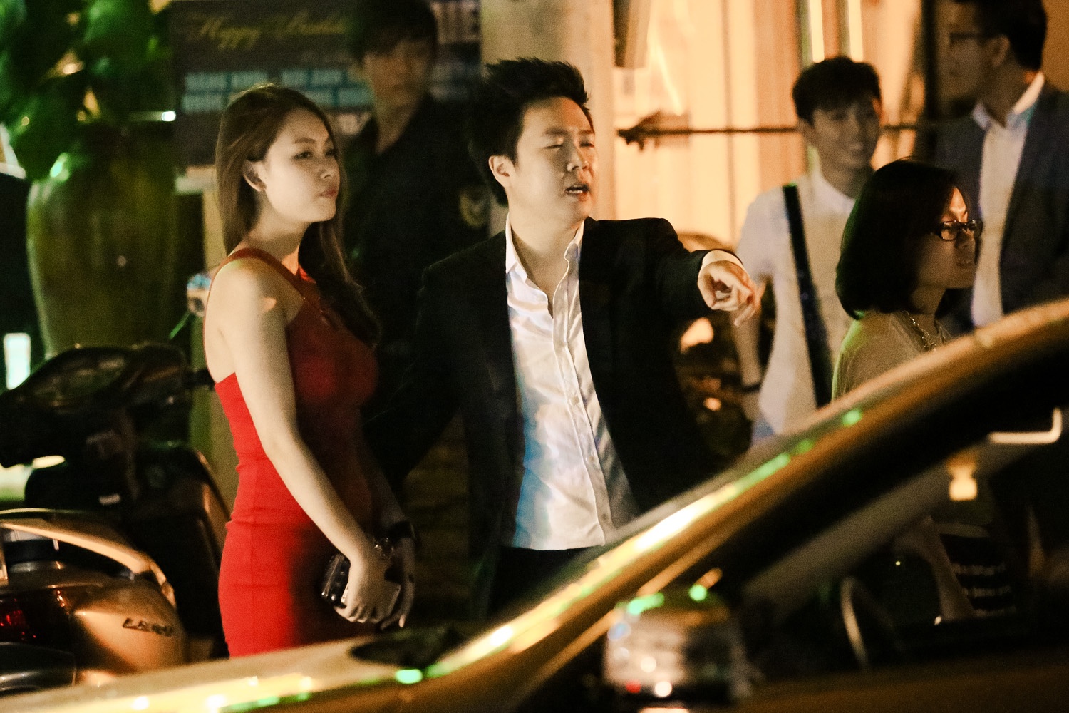 Ban gai 9X lang le co vu Le Hieu trong dem sinh nhat hinh anh