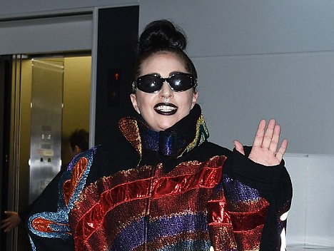 Lady Gaga hon nhien dam len dien thoai trong luc chup hinh hinh anh