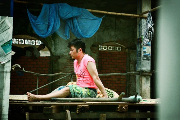 Toàn bộ hoạt động của chàng ca sĩ nổi tiếng gói gọn trong một... khu ổ chuột.