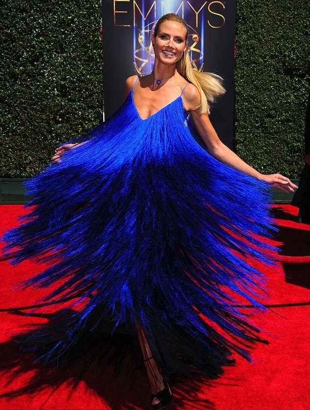 Nhưng siêu mẫu 41 tuổi rất biết cách thu hút mọi ống kính khi liên tục phô diễn “vũ điệu chim công” đặc sắc…