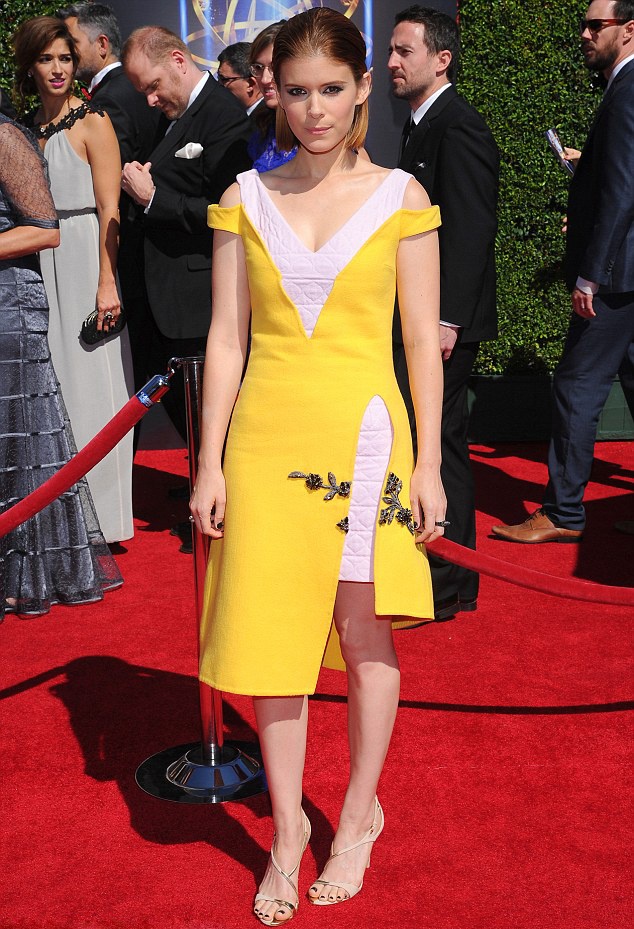 Cũng tại lễ trao giải này, Kate Mara và Cat Deeley là hai nhân vật diện đẹp không kém.  Nữ diễn viên Kate Mara diện một thiết kế của Christian Dior trong bộ sưu tập Thu Đông 2014.