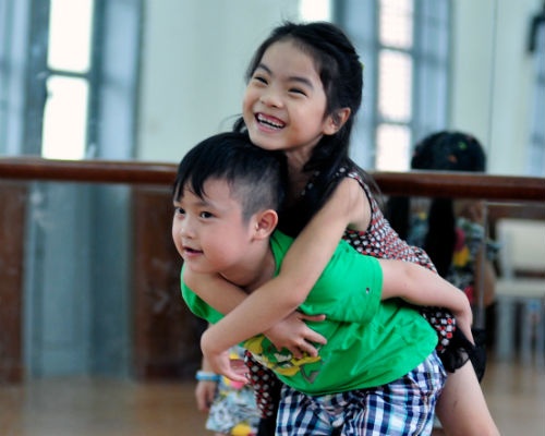 Dot nhap phong tap hat cua cac be Do Re Mi hinh anh