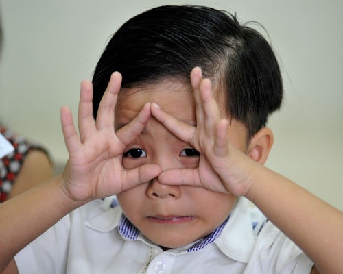 Bat mi thu vi ve cau be hat 'Anh Ba Khia' gay sot hinh anh