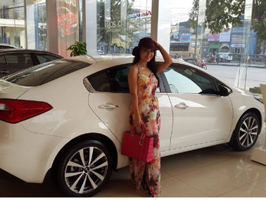 Ca si Dang Duong mua xe hop tang vo dip sinh nhat hinh anh