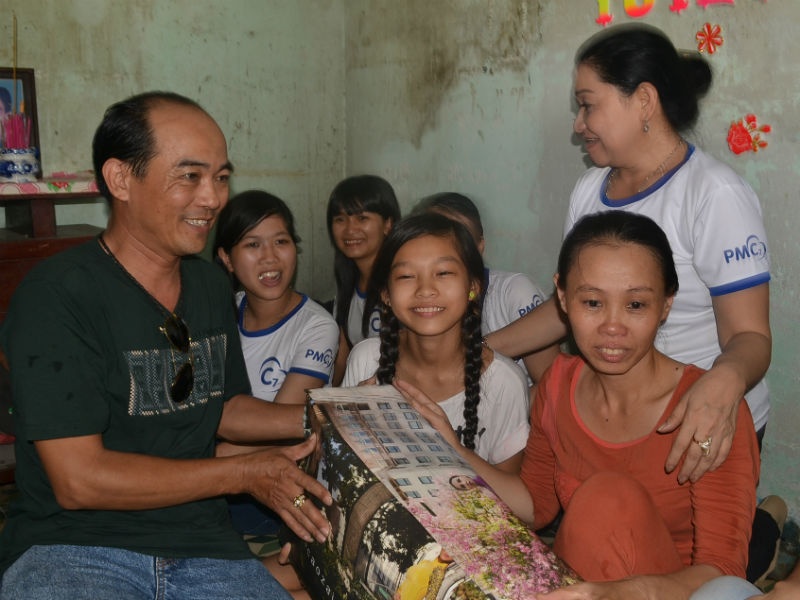 Gia dinh Phuong My Chi toi tham Thu Hien The Voice Kids hinh anh