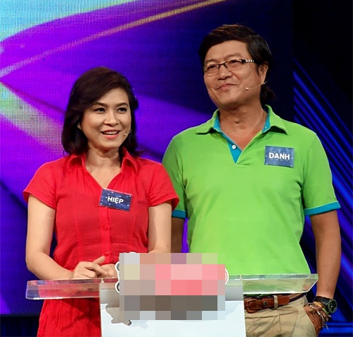 Là người kín tiếng trong chuyện đời tư, NSƯT Ngọc Hiệp lần đầu khoe ông xã trong chương trình Ý phái đẹp, lời phái mạnh phát sóng trên HTV7 hồi tháng 5 vừa qua. ần đầu tiên khán giả được nghe những câu chuyện chia sẻ thật lòng của chị về tổ ấm và ông xã.  Chồng chị - anh Thành Danh là giảng viên bộ môn hình thể, kịch câm. Một điều khá thú vị đó là trước đây, anh cũng chính là người thầy của Ngọc Hiệp.Cùng là những người làm nghệ thuật nên hơn ai hết anh chị luôn hiểu và san sẻ những nỗi niềm với nhau. Theo anh Danh tiết lộ, anh rất ít khi nói 3 tiếng “anh yêu em” dù vợ rất thích nghe. Nhưng hôn nhân của họ vẫn đủ ngọt ngào và lãng mạn để có những câu chuyện kể cho con cháu nghe sau này.  Riêng với NSƯT Ngọc Hiệp, khi nói về chồng của mình, chị cũng dành những lời chân thành. “Tính đến nay hai vợ chồng đã chung sống 22 năm. Trong mắt tôi anh vừa là thầy, là bạn, là anh. Chúng tôi có thể nói với nhau cả ngày không hết chuyện vì trước đây anh cũng làm nghệ thuật, từng là thầy dạy kịch câm của tôi. Hồi tôi lấy anh, nhiều người tiếc giùm vì lúc đó tôi cũng có chút tiếng tăm, nếu chọn người giàu có sẽ an nhàn hơn. Nhưng tôi nghĩ lấy chồng giàu mình không phải làm việc vất vả kiếm tiền, có thể rảnh rang vui chơi, nhưng cuộc sống nếu chỉ như vậy sẽ tẻ nhạt lắm” – Ngọc Hiệp từng chia sẻ trên báo về ông xã của mình.  Theo chị chia sẻ thì sắp tới hai vợ chồng sẽ cùng nhau giảng dạy tại Đại học quốc tế. Ngọc Hiệp cũng tâm sự, dù là người nổi tiếng và thành đạt nhưng chị luôn dành nhiều thời gian chăm chút cho gia đình và luôn tự tay chuẩn bị mọi bữa ăn trong ngày.