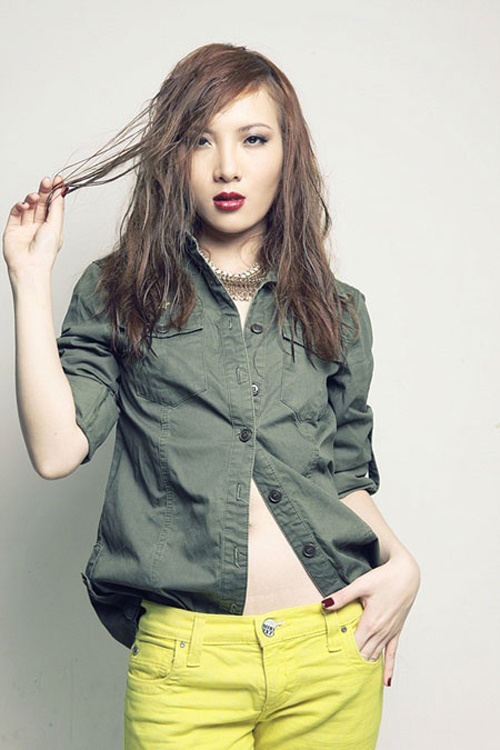 Yến Nhi từng bị ném đá vì