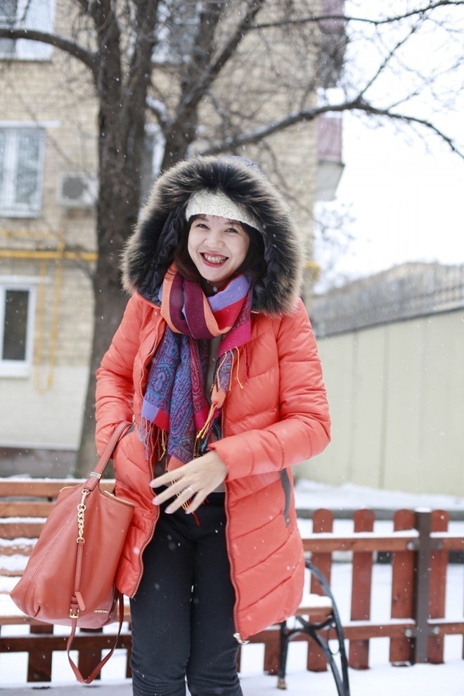 Diễm Quỳnh sinh năm 1972 từng học chuyên Văn trường Hà Nội - Amsterdam. Chị tốt nghiệp thạc sĩ ngành Ngôn ngữ Trung Quốc và Hán ngữ tại Bắc Kinh năm 1997.