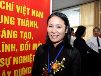 Tạ Bích Loan là một nhà báo, người dẫn chương trình kỳ cựu của Đài truyền hình Việt Nam. Chị từng tốt nghiệp đại học và cao học tại Đại học Tổng hợp Lomonosov ở Nga, đồng thời cũng là người sáng lập nên những chương trình truyền hình mới lạ, hấp dẫn, tạo ấn tượng mạnh với khán giả truyền hình: Bảy sắc cầu vồng, Đường lên đỉnh Olympia, Người đương thời và Khởi nghiệp đang phát trên sóng VTV3. Hiện tại, chị đang là Trưởng ban biên tập VTV6.