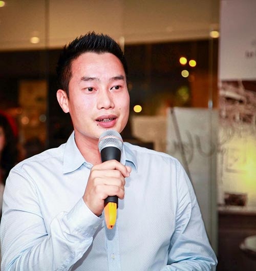 Hoa Thanh Tùng Bắt đầu gắn bó với VTV3 từ chương trình Từ ánh mắt đến trái tim, sau đó Hoa Thanh Tùng gây dấu ấn với hàng loạt các chương trình: Chuyện lạ Việt Nam, SV 2000... Với lối dẫn dắt thông minh, hóm hỉnh, Hoa Thanh Tùng từng chiếm được rất nhiều tình cảm của khán giả truyền hình. Khi tham gia chương trình SV 2000 tại Đà Nẵng, Hoa Thanh Tùng 