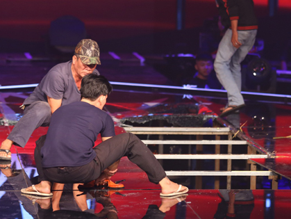 San khau The Voice Kids bat ngo sap khi dang phat truc tiep hinh anh